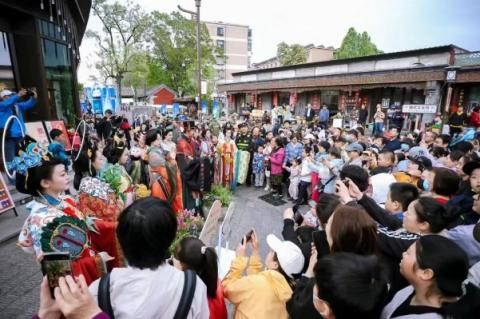 长宏网 千年古道秒变国风秀场！模式口国潮文化节万人打卡人气爆棚