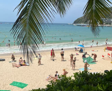 今日云策 三亚海滩“长满”了俄罗斯人！网友调侃：我在这里反而成了“老外”